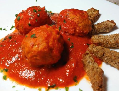 Polpette al sugo accompagnate da Crostini Tozzapane Multicereali®